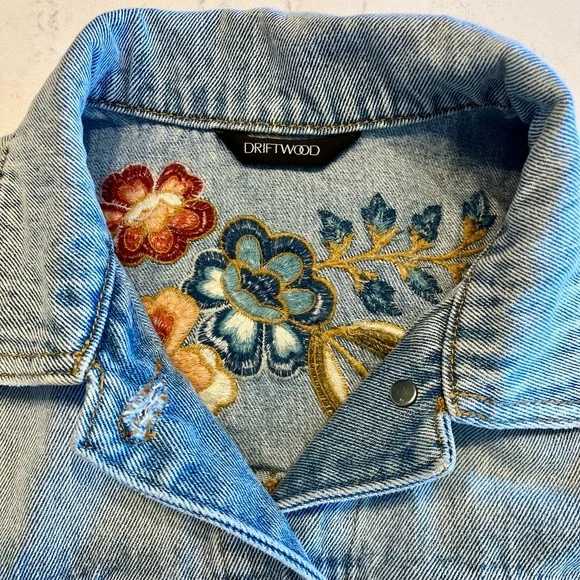 Driftwood women's floral embroidered light wash denim jean jacket size small - Picture 3 of 6
